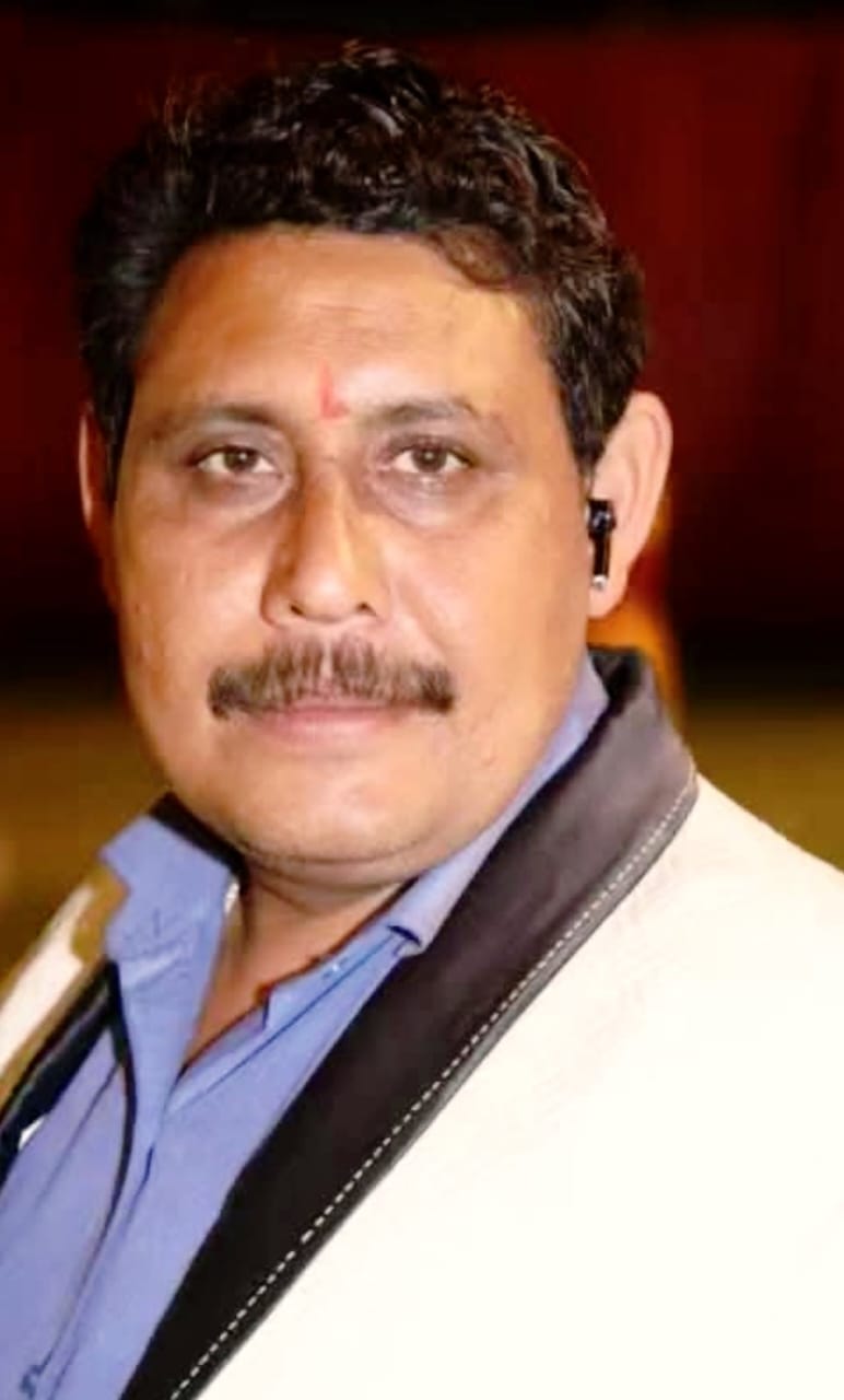 वास्तविकता– जी हां आज हम आप लोगों को बताने जा रहे हैं यह जो कॉकरोच अचानक से पैदा हो गए इनकी धरातल पर क्या वास्तविकता है। सोशल मीडिया प्लेटफॉर्म पर एकदम से मिलियन में एकत्रित होने वाले यह कॉकरोच धरना प्रदर्शन के समय मात्र सैकड़ो की संख्या में दिखाई दिए। आखिरकार देशी और विदेशी सभी कॉकरोच किधर चले गए।जैसा कि आप लोग जानते हैं हमारे घरों में यह ऐसे स्थान पर जहां पर कॉकरोच ज्यादा दिखाई देते हैं तो वंहा भी समूह में यदा-कदा ही दिखते हैं। कभी-कभी अचानक से कोई कॉकरोच बाहर निकल आता है और अपनी गंदगी फैलाता है। खाने पीने के समान को खराब करता है बीमारियां फैलता है और वापस भाग जाता है अगर उसको आभास होता है कि कोई उसकी तरफ को बढ़ रहा है या कोई वस्तु उसकी तरफ को आती है उसको प्रतीत होती है चाहे हवा ही चल जाए जोर से एक हवा का झोंका तीव्र गति से चल जाए और उस कॉकरोच को आभास हो जाए तो तुरंत वह दुम दबाकर वापस भाग जाता है। यही हालत कल के प्रदर्शन में हुए। बहुत से कॉकरोच तो अर्धनग्न अवस्था में दिखाई दिए। और यहां एक बात में और कहना चाहूंगा की जितनी संख्या कॉकरोच की नहीं थी उससे ज्यादा संख्या सोशल मीडिया चमकाने वालों की थी। चाहे वह यूट्यूबर हो या फिर सोशल मीडिया चैनल वाले। कॉकरोच को इनका धन्यवाद करना चाहिए कि उन्होंने उनका संख्या बल बढ़ाया। इन कॉकरोच का उद्देश्य साफ है इनको देशहित के लिए कोई कार्य नहीं करना इनको इस प्रकार के सोशल मीडिया यूट्यूबरो को साथ लेकर या फिर सोशल मीडिया के माध्यम से अपने आप को चमका कर कोई ना कोई राजनीतिक लाभ लेना उनकी प्राथमिकता है। पहले भी बहुत बार भारतवर्ष की जनता को ठगा जा चुका है इसी प्रकार के लोगों के द्वारा लेकिन अब समय बदल चुका है। कन्हैया कुमार और केजरीवाल जैसों का समय जा चुका है। इन लोगों के पास कोई ठोस रणनीति भी नहीं है और ना ही कोई उद्देश्य है।सोशल मीडिया पर अपने आप को कॉक्रोच पार्टी का सदस्य बताने वाले और भविष्य में कॉकरोच पार्टी के नेतृत्व में बड़े पद पर आसीन होने का सपना देखने वाले वह बड़े कॉकरोच नेता भी इस धरना प्रदर्शन में कहीं दिखाई नहीं दिए। सच्चाई यह है दोस्तों इस प्रकार का प्रोपेगेंडा चलाने वाले ए सी में बैठकर लोगों को मोटिवेट करते हैं आम जनता को बरगलाने का काम करते हैं। जब कहीं तपती धूप में धरना प्रदर्शन करना हो या फिर कहीं बलिदान देना हो तो यह आक्रामक भाषण देकर भोली भाली जनता को सड़कों पर उतारकर अपने आप ए सी ऑफिस में या होटल में आनंद लेते हैं यह घटनाक्रम भी यही दर्शाता है अगर यह लोग वास्तव में सही होते तो जनता इनके साथ होती यकीन मानो दोस्तों आज के इस युग में हमें कॉकरोच बनने की आवश्यकता नहीं है कॉकरोच को पूरे विश्व में कहीं भी पसंद नहीं किया जाता। संगठन वही फलीभूत होता है जिसका कोई निस्वार्थ उद्देश्य होता है। आपका अपना– मुनीश शर्मा। धन्यवाद।