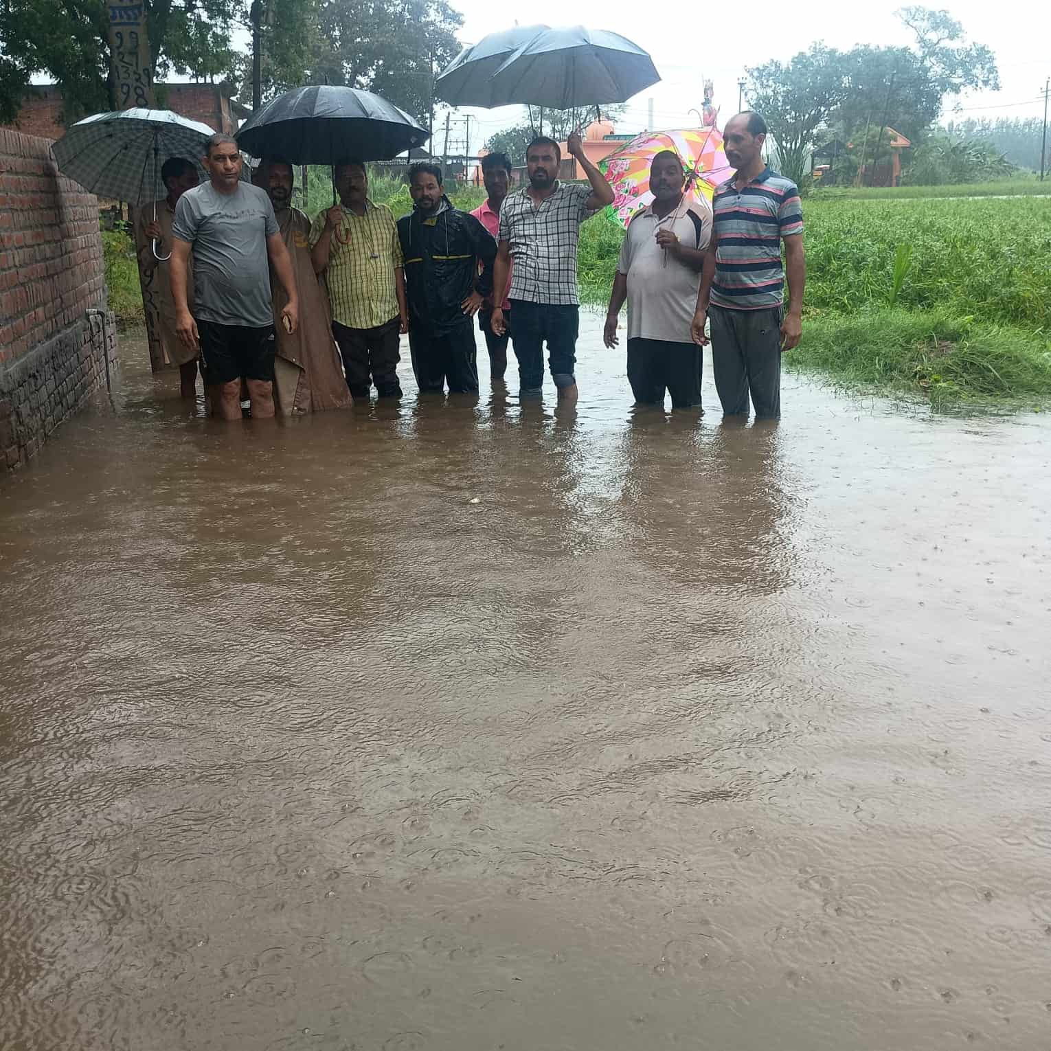 *बेहड़की सैदाबाद में जलभराव से हड़कंप, अंकित त्यागी और विनय त्यागी ने अधिकारियों को दिखाए हालात।*