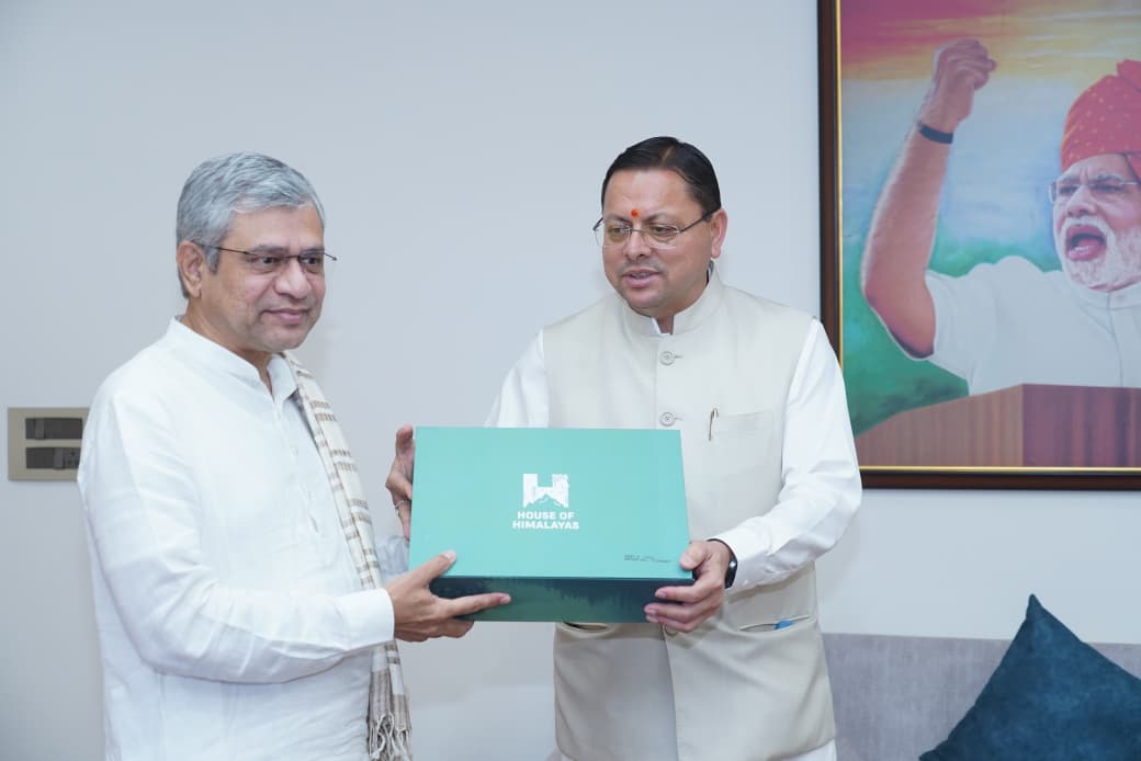 *मुख्यमंत्री ने केंद्रीय रेल मंत्री से रेल परियोजनाओं एवं कनेक्टिविटी विस्तार पर की चर्चाकेन्द्रीय रेल मंत्री ने दिया प्रस्तावों पर आवश्यक कार्यवाही किये जाने का आश्वासन।*
