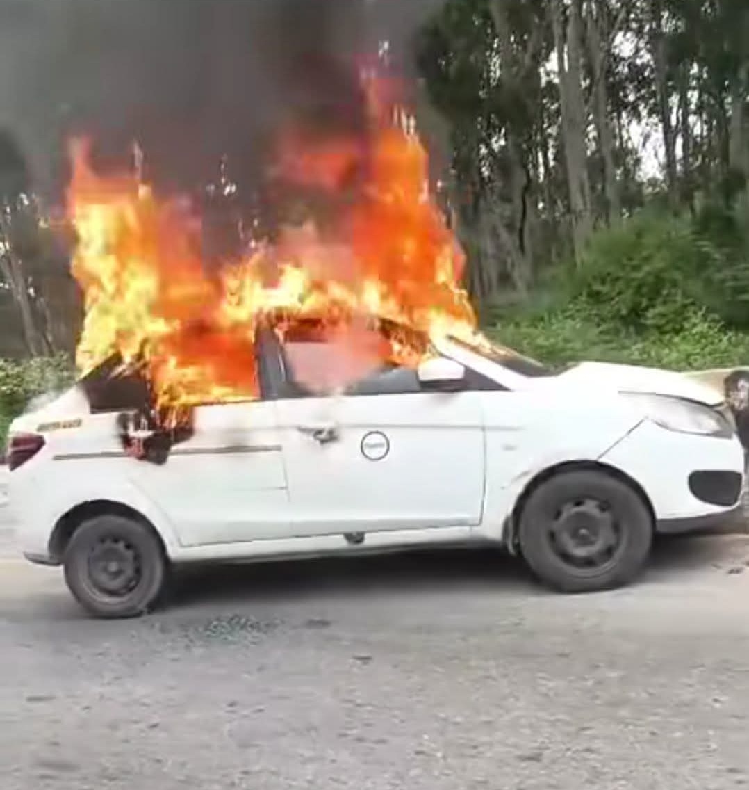 *हरिद्वार नजीबाबाद रोड पर चलती गाड़ी में लगी आग।*